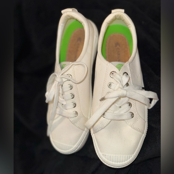 Cariuma White Canvas Sneakers - Picture 2 of 7